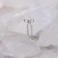 Titan Aufsatz mit Ketten in Schleifenform Silberner Push Fit Schleifenaufsatz mit Ketten auf hellem Hintergrund