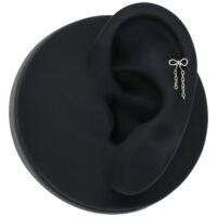 Push Fit Anhänger mit Schleife in Silber Silberner Push Fit Anhänger mit Schleifen-Design auf schwarzem Ohr-Modell