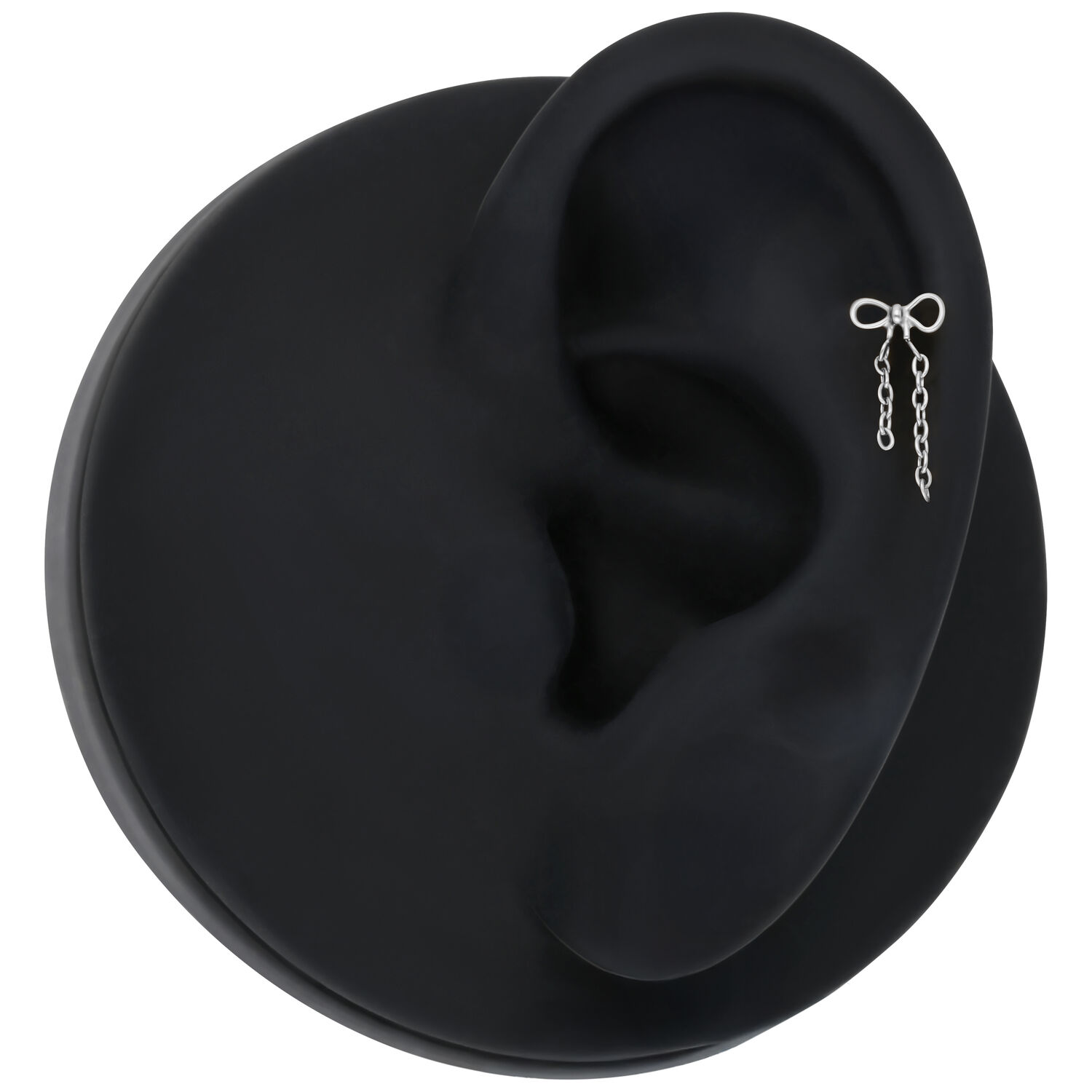 Push Fit Anhänger mit Schleife in Silber Silberner Push Fit Anhänger mit Schleifen-Design auf schwarzem Ohr-Modell