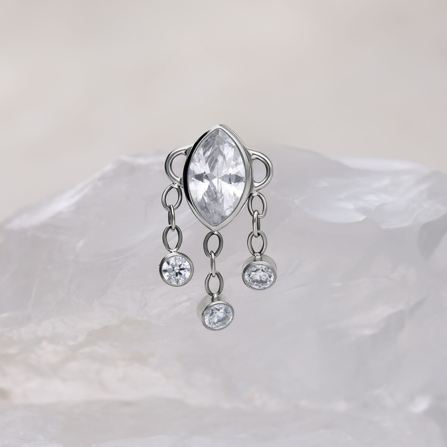 Silberfarbener Push Fit Aufsatz mit hängenden Kristallen auf weißem Hintergrund