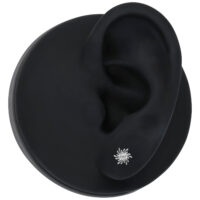 Silberner Sunburst Piercingaufsatz auf schwarzem Ohrmodell