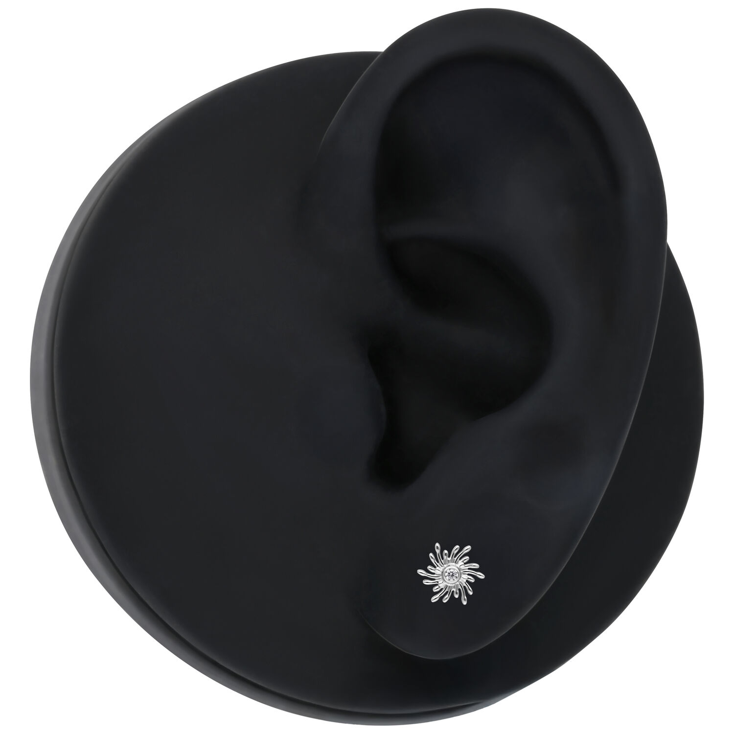 Silberner Sunburst Piercingaufsatz auf schwarzem Ohrmodell