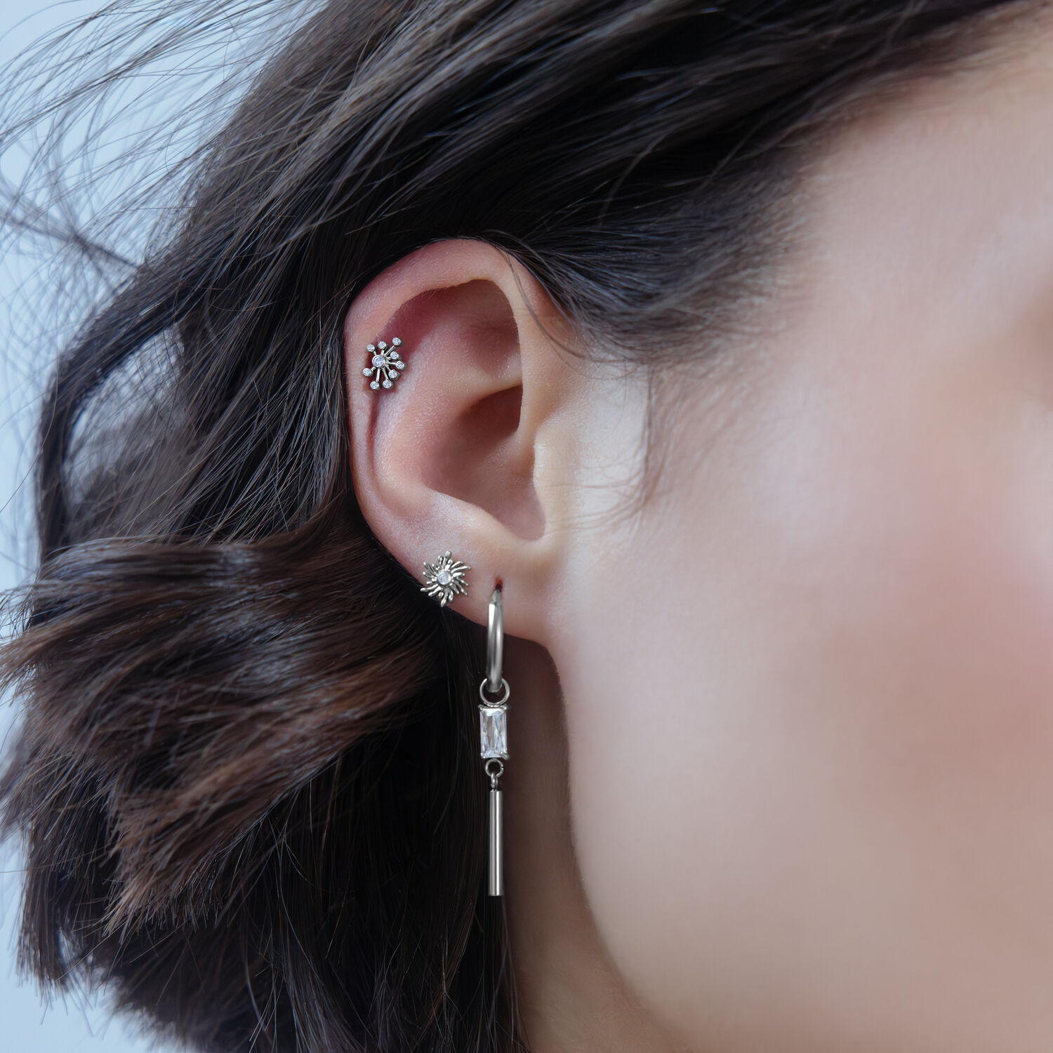 Silberfarbener Push Fit Sunburst Aufsatz im Ohr getragen