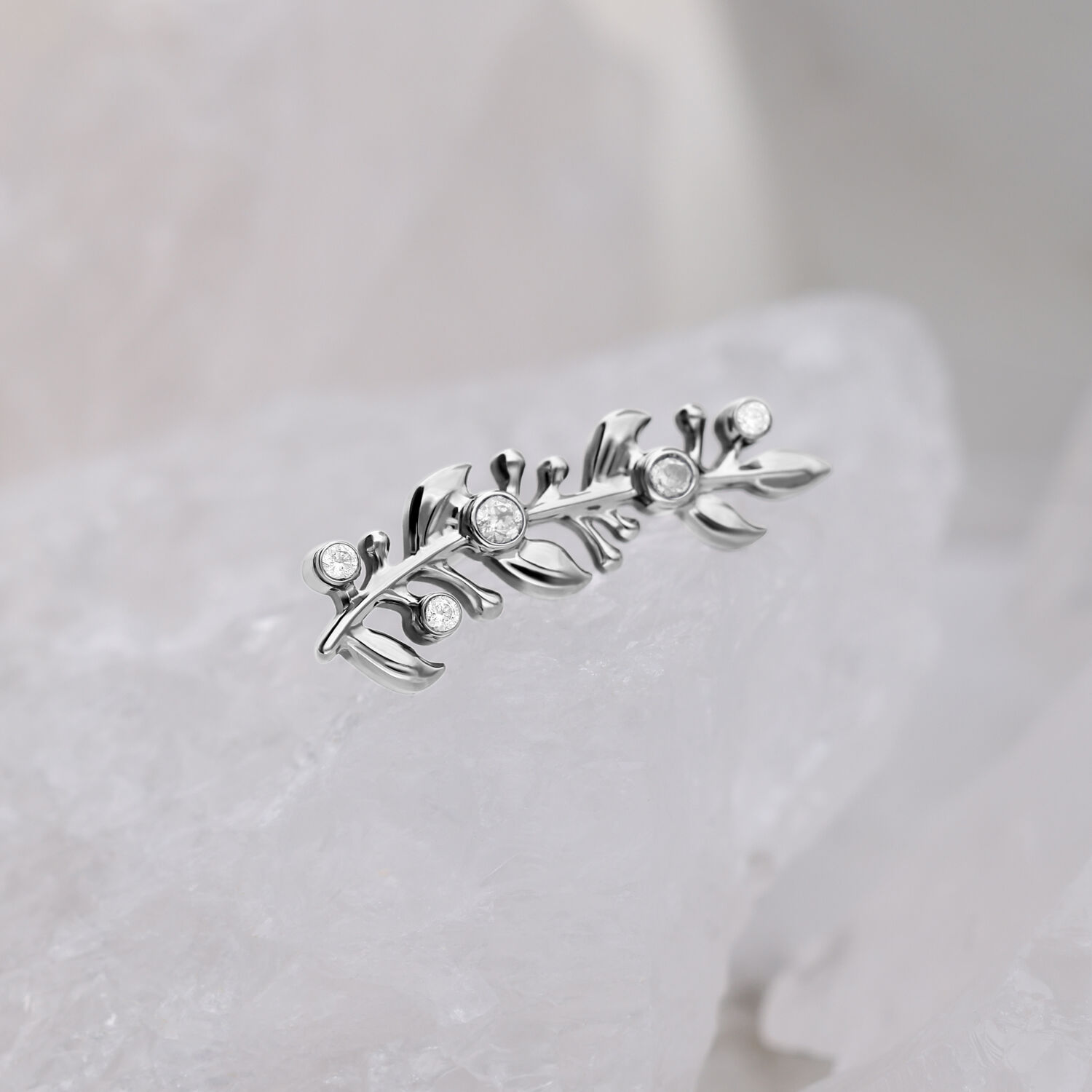 Silberner Titan Aufsatz mit kristallklaren Steinen auf weißem Hintergrund