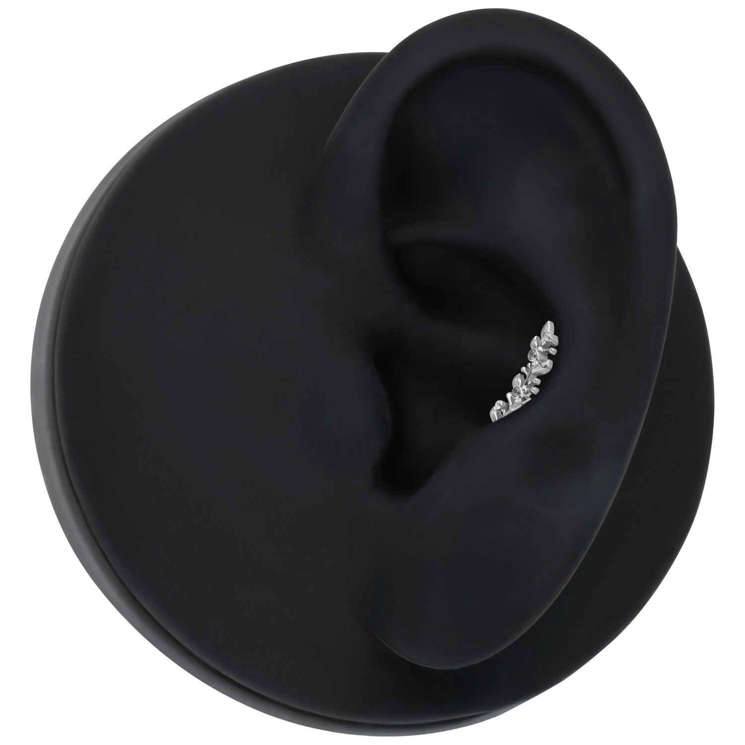 Silberner Titan Piercing Aufsatz im Ohr auf schwarzem Hintergrund