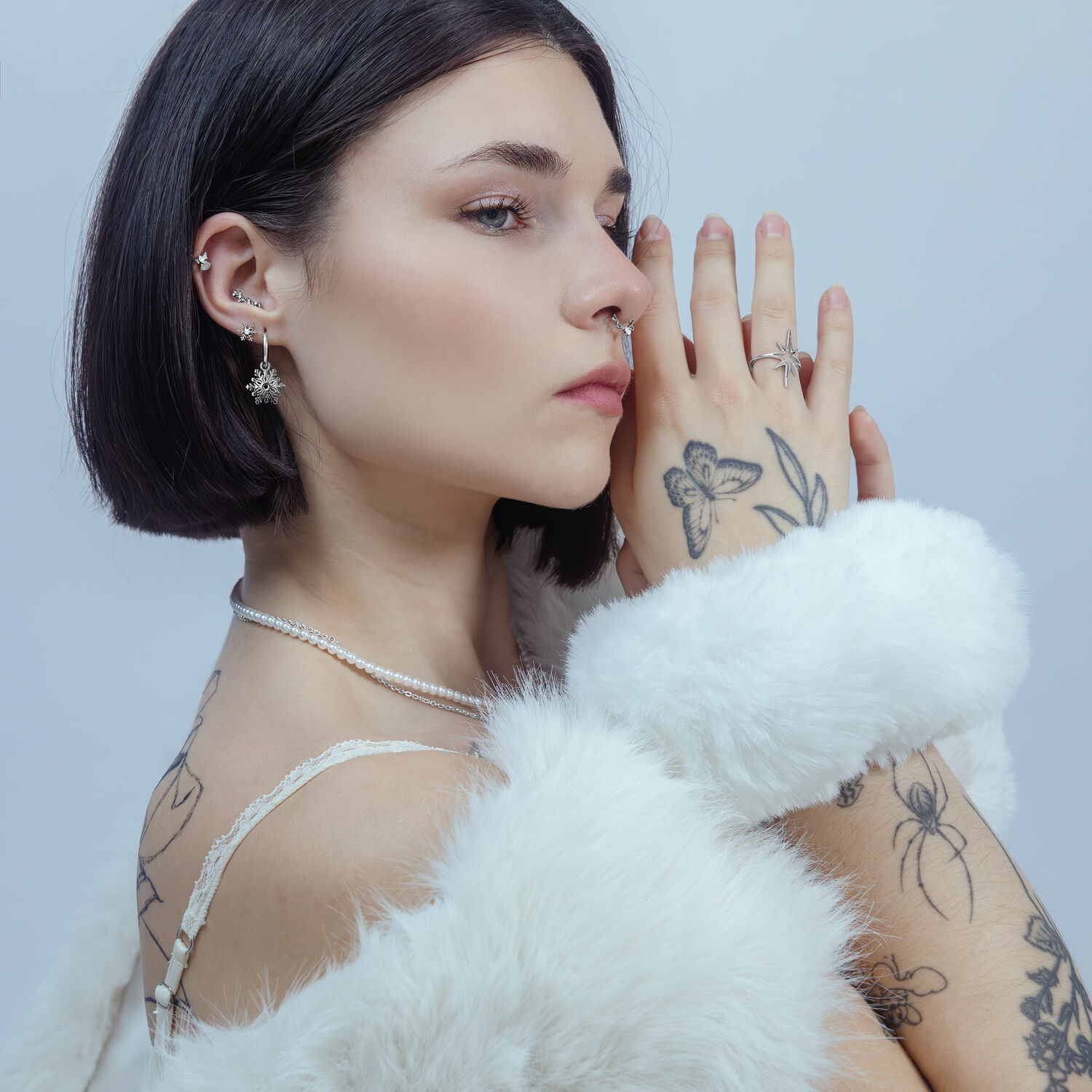 Frau mit silbernem Push Fit Aufsatz im Ohr, weißer Hintergrund