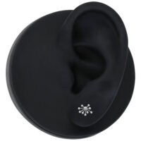 Silberner Push Fit Aufsatz mit kristallklaren Steinen auf schwarzem Ohrmodell