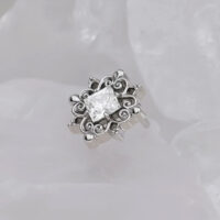 Silberner Titan Aufsatz mit kristallklarem Stein auf weißem Hintergrund