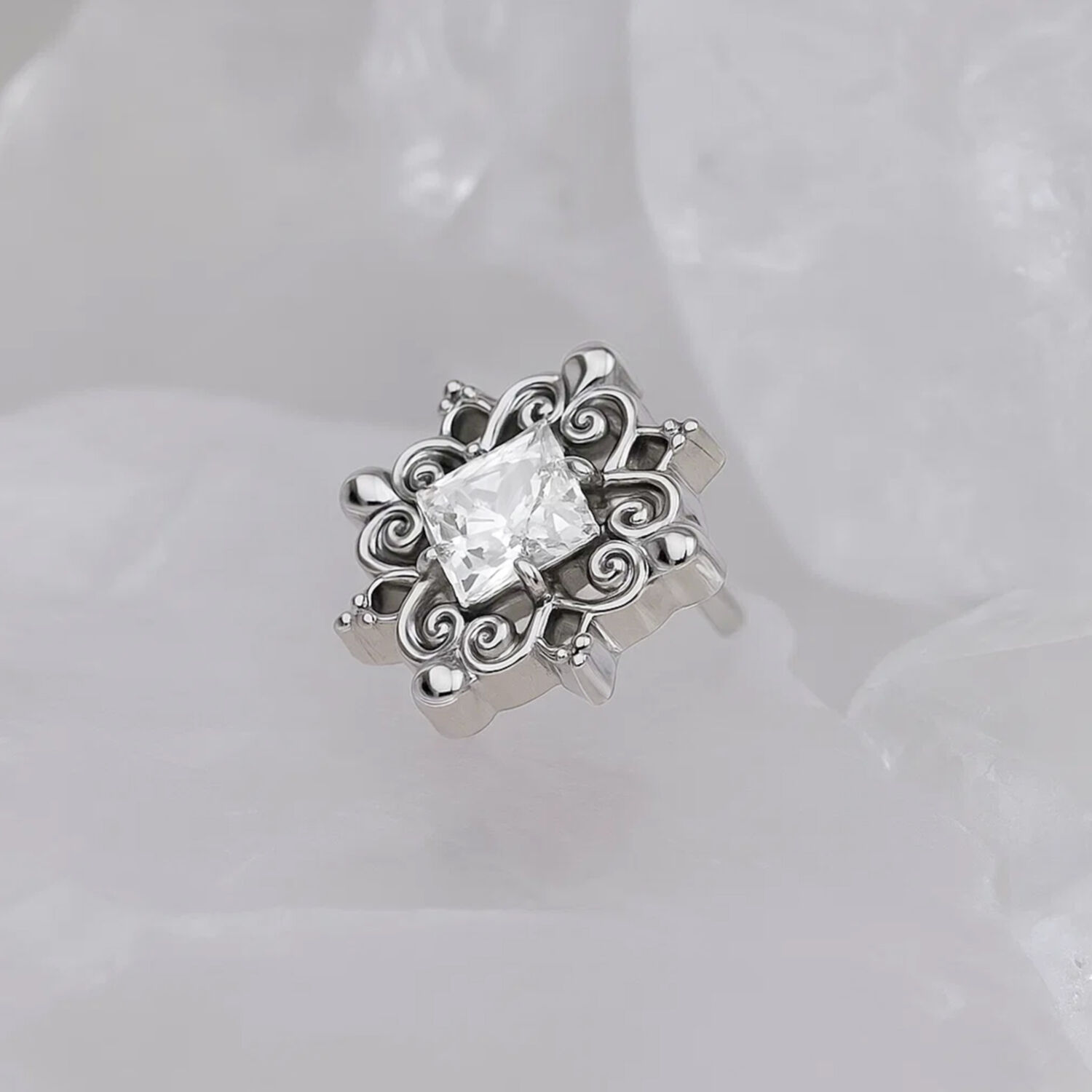 Silberner Titan Aufsatz mit kristallklarem Stein auf weißem Hintergrund