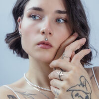 Frau mit Push Fit Ornament im Nasenpiercing, kristallklarer Kristall