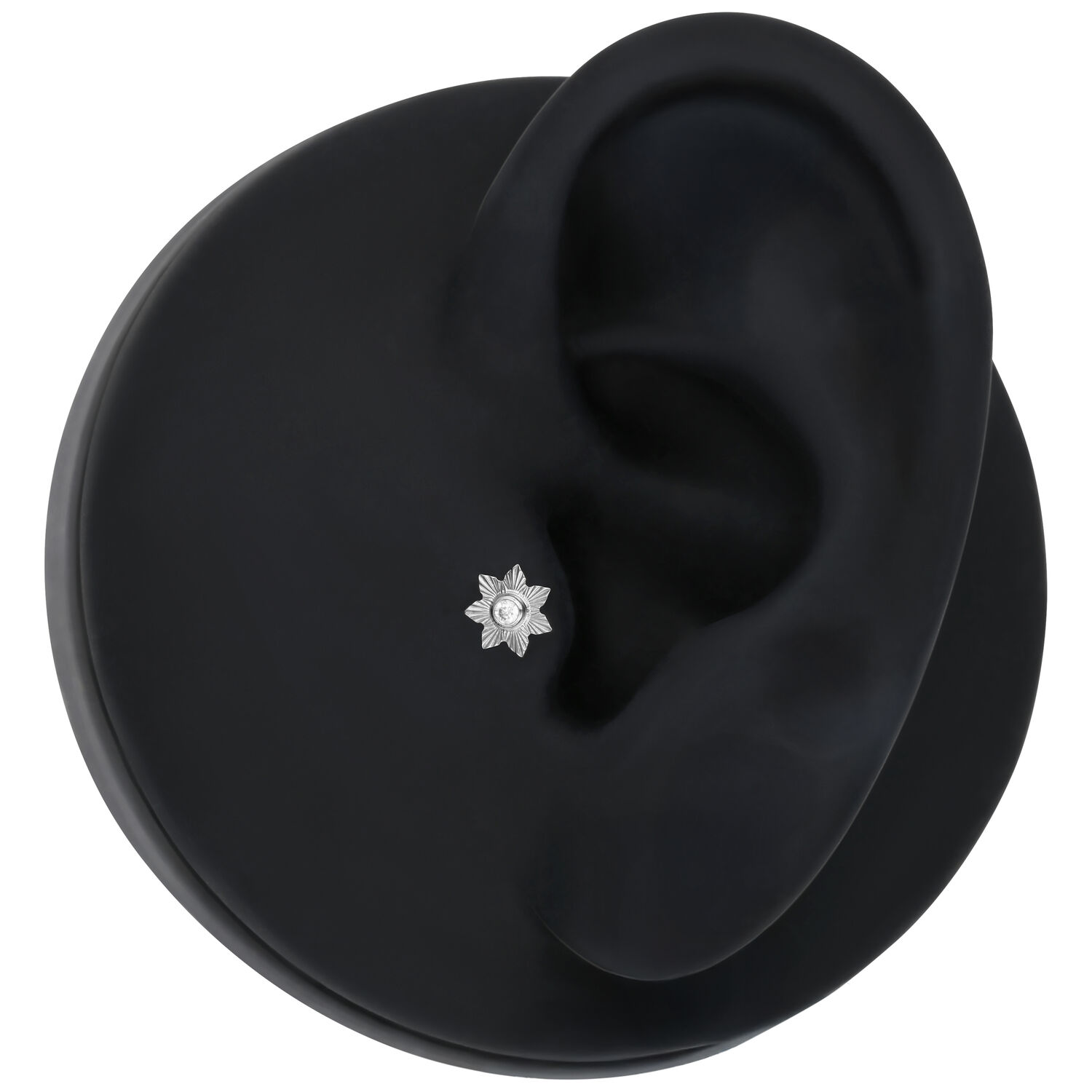 Silberfarbener Push Fit Aufsatz in Jasminform auf schwarzem Hintergrund