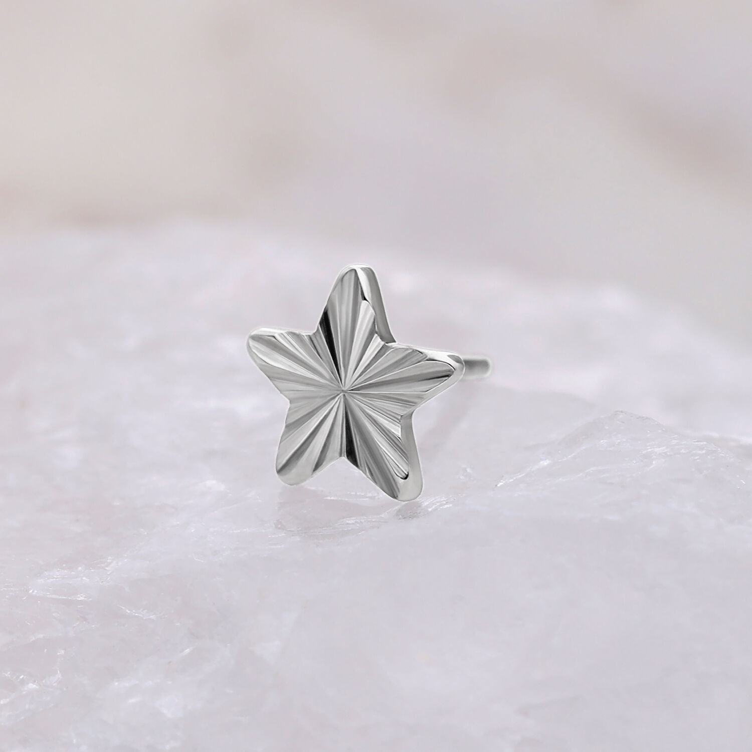 Titan Sternaufsatz in Silber für Push Fit Silberner sternförmiger Titanaufsatz auf hellem Hintergrund