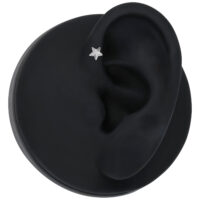 Silberner Stern-Aufsatz für Push Fit Piercing Silberner Stern-Aufsatz aus Titan an schwarzem Ohr-Modell