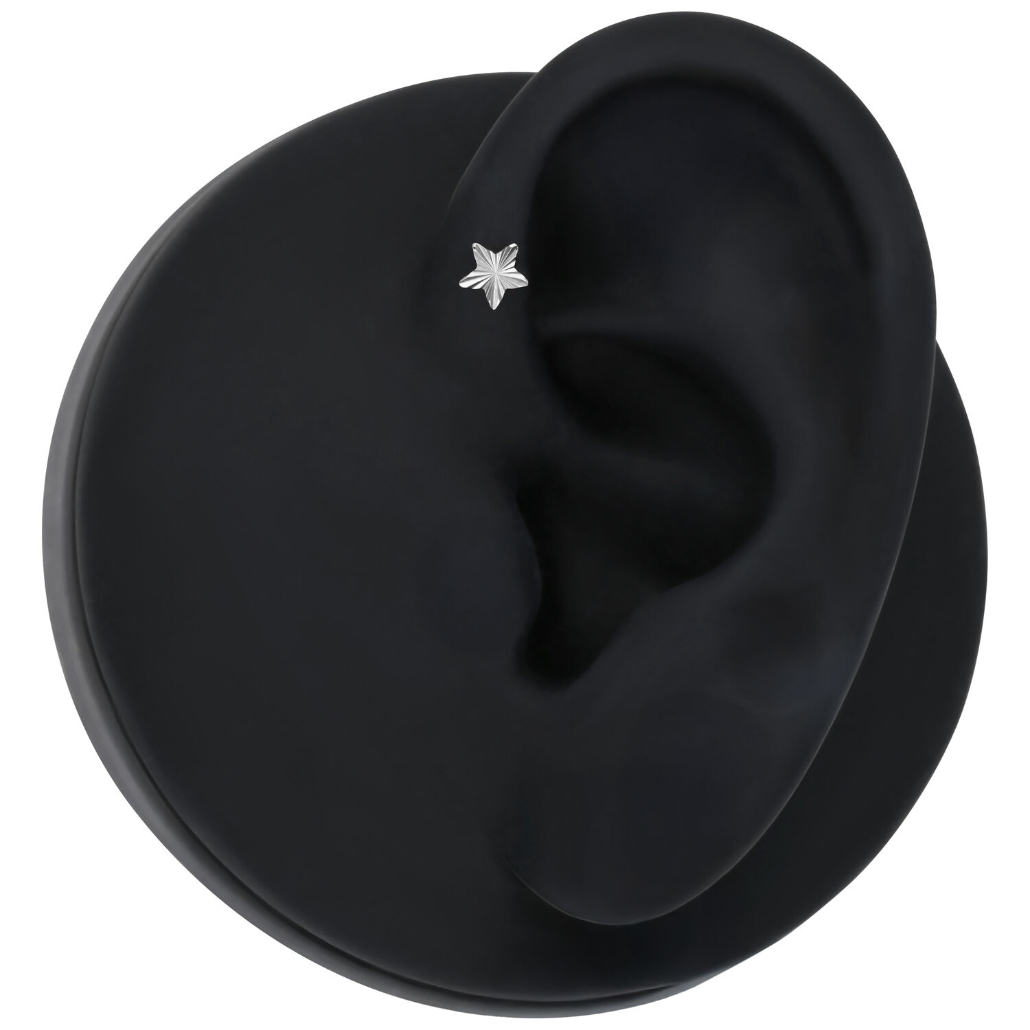 Silberner Stern-Aufsatz für Push Fit Piercing Silberner Stern-Aufsatz aus Titan an schwarzem Ohr-Modell
