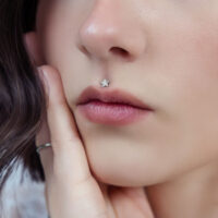 Silberner Stern-Aufsatz für Medusa Piercing Silberner Stern-Piercingaufsatz an Medusa-Piercing, Nahaufnahme