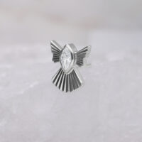 Silberner Push Fit Aufsatz in Schneeflockenform mit klarem Kristall auf hellem Hintergrund