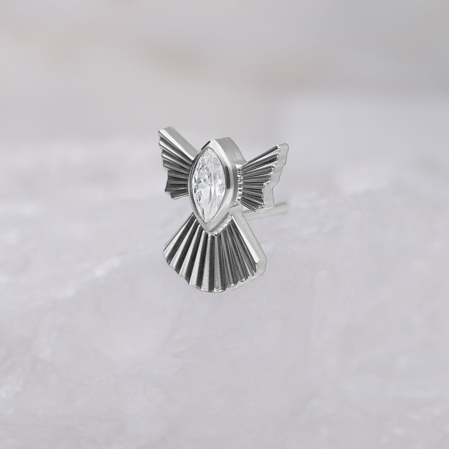 Silberner Push Fit Aufsatz in Schneeflockenform mit klarem Kristall auf hellem Hintergrund