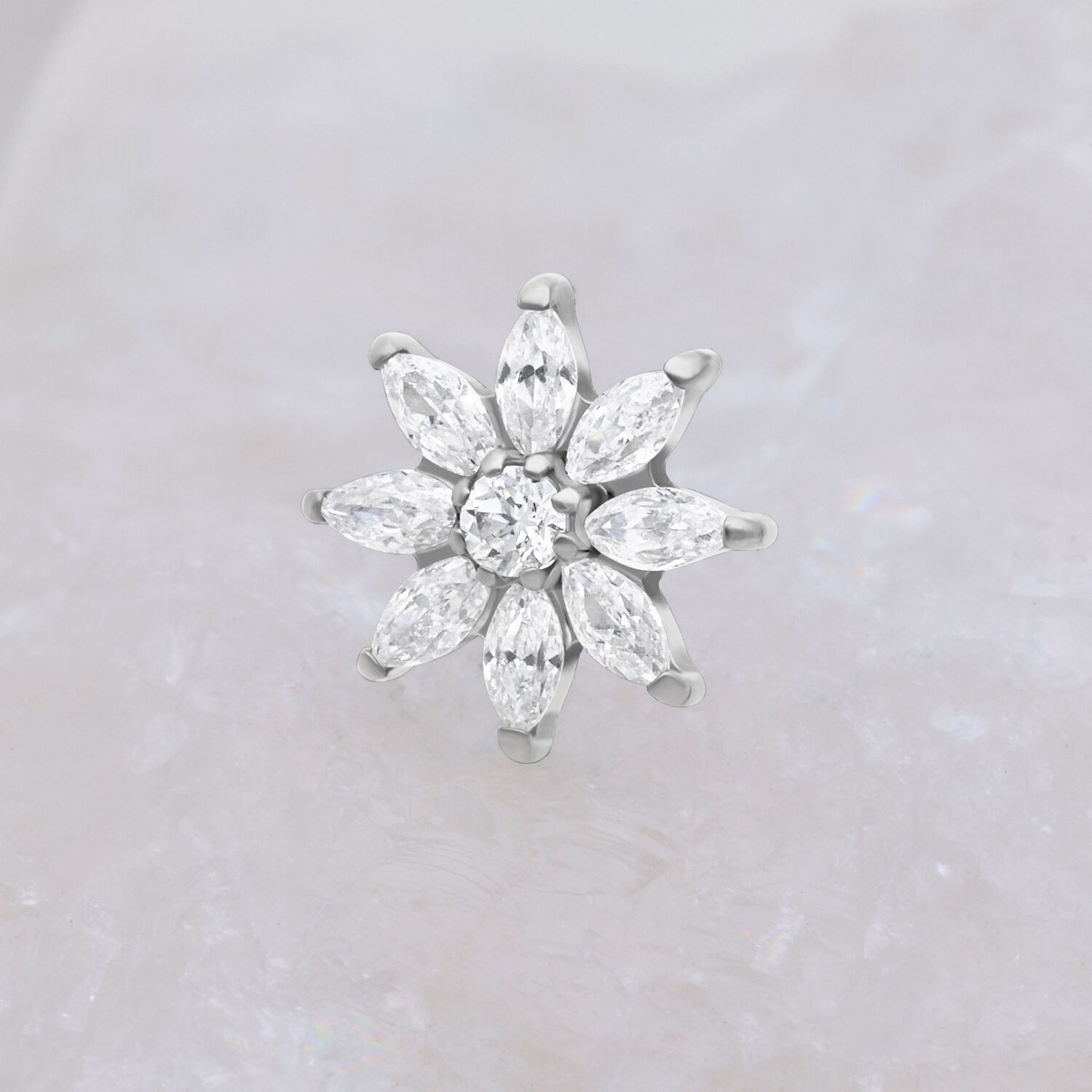 Silberner Push Fit Aufsatz mit kristallklaren Blüten auf weißem Hintergrund