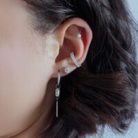 Silberner Ice Flower Kristallaufsatz an einem Ohr mit weiteren silbernen Piercings