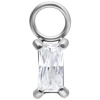 Silberner Baguette-Anhänger aus Kristall auf weißem Hintergrund