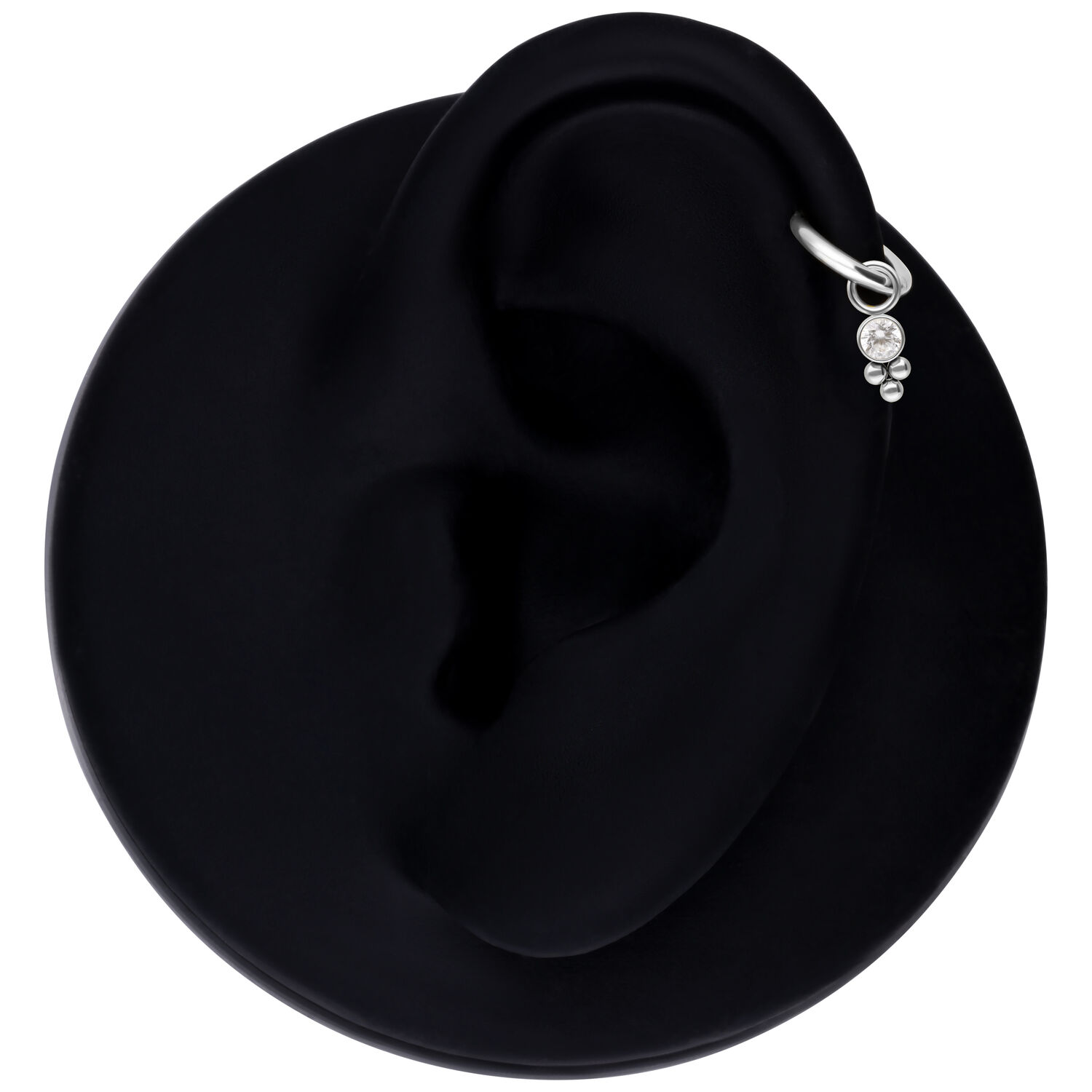 Silberner Kristall-Piercing Anhänger an schwarzem Ohrmodell