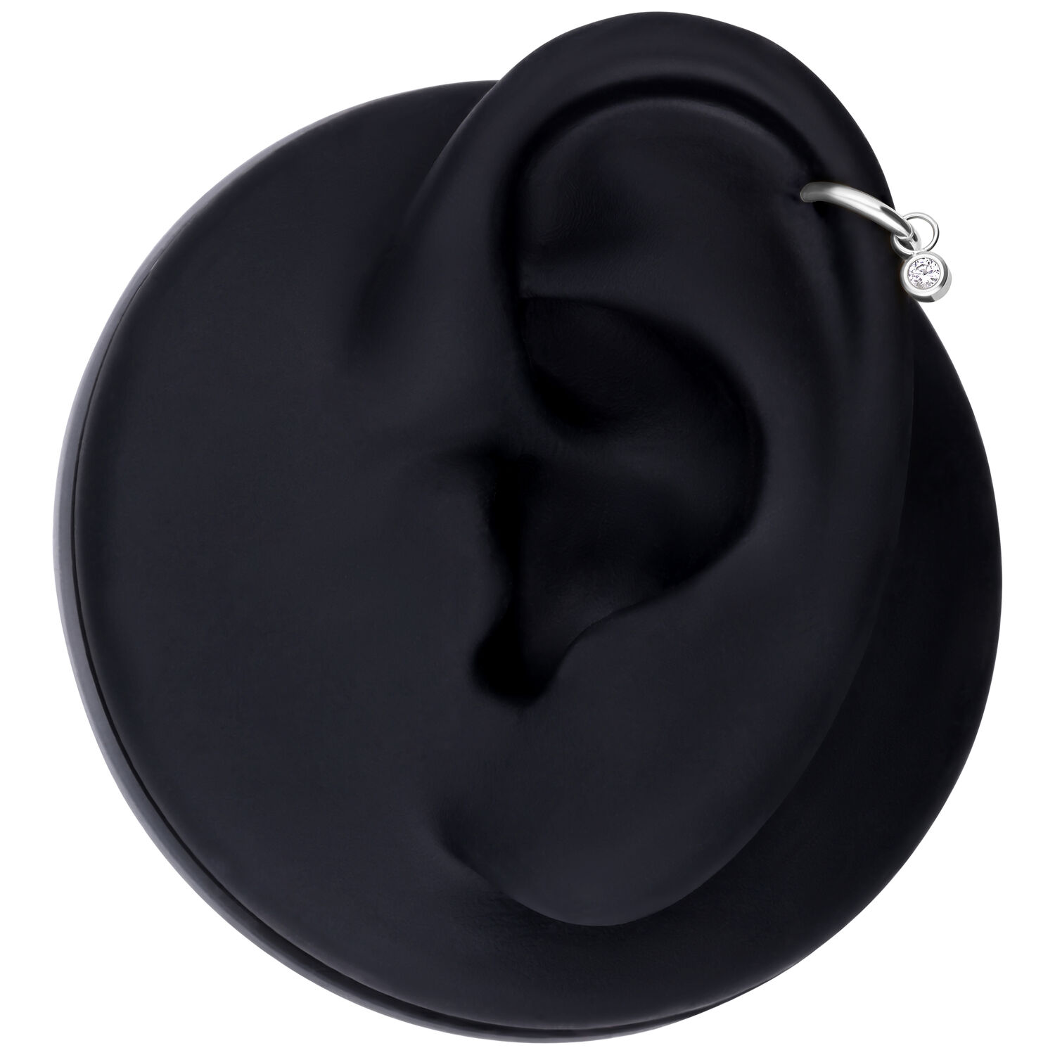 Runder Kristall-Piercing-Anhänger in Silber Silberner Piercing-Anhänger mit rundem Kristall an einem schwarzen Ohrmodell