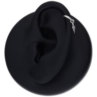 Silberfarbener Schlangen-Anhänger für Ohrpiercings Silberner Schlangen-Anhänger an schwarzem Ohrmodell, seitliche Ansicht