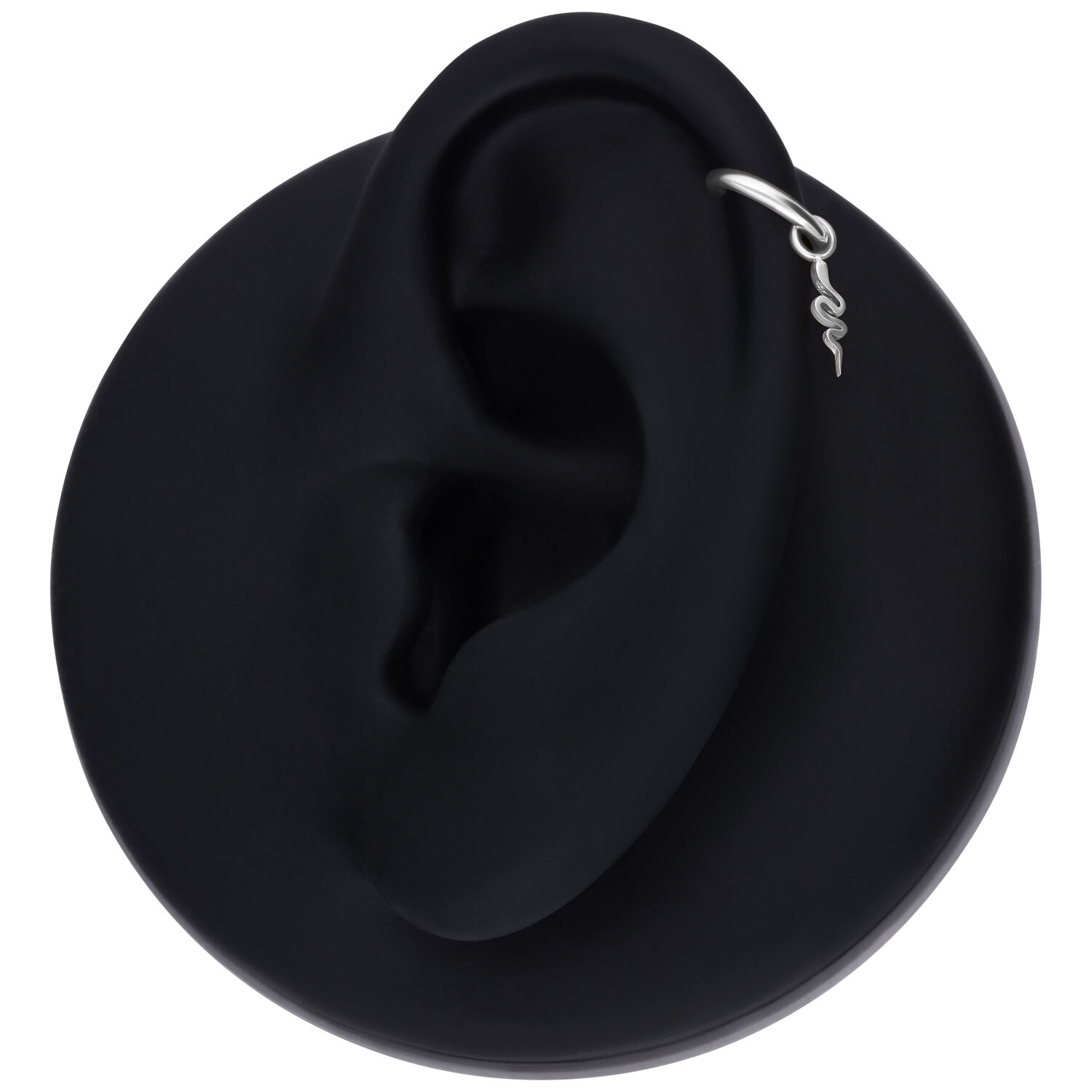 Silberfarbener Schlangen-Anhänger für Ohrpiercings Silberner Schlangen-Anhänger an schwarzem Ohrmodell, seitliche Ansicht