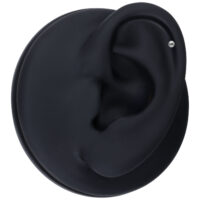 Schwarze Titan-Kugel an einem schwarzen Ohrenmodell auf weißem Hintergrund